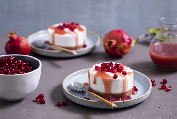 1646916745 Recipe a vegan cheesecake with pomegranate seeds